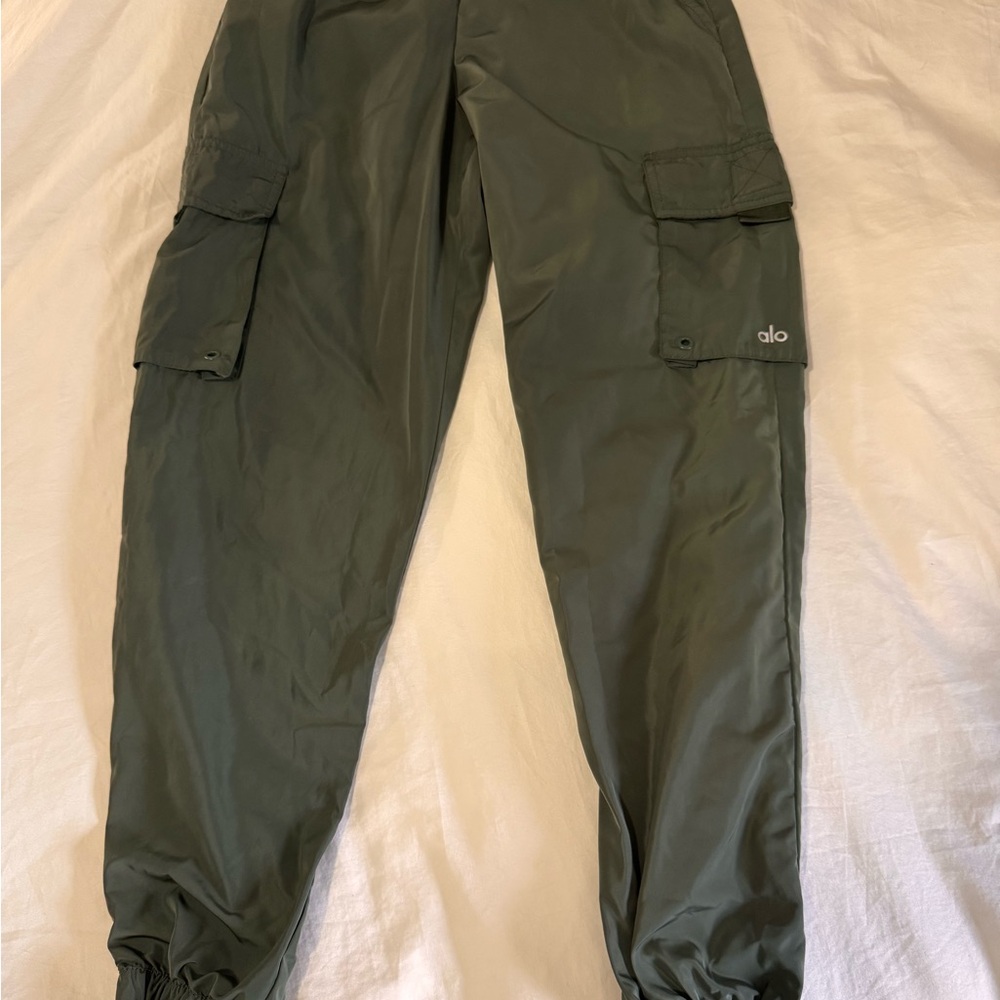 ALO Yoga Cargo Joggers in Olive Green